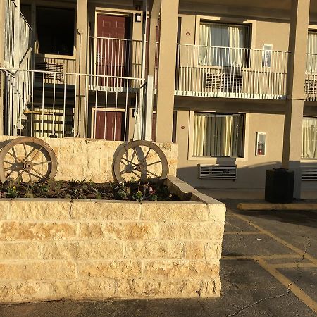 Motel Super 8 By Wyndham San Antonio Pearl District Downtown Exterior foto