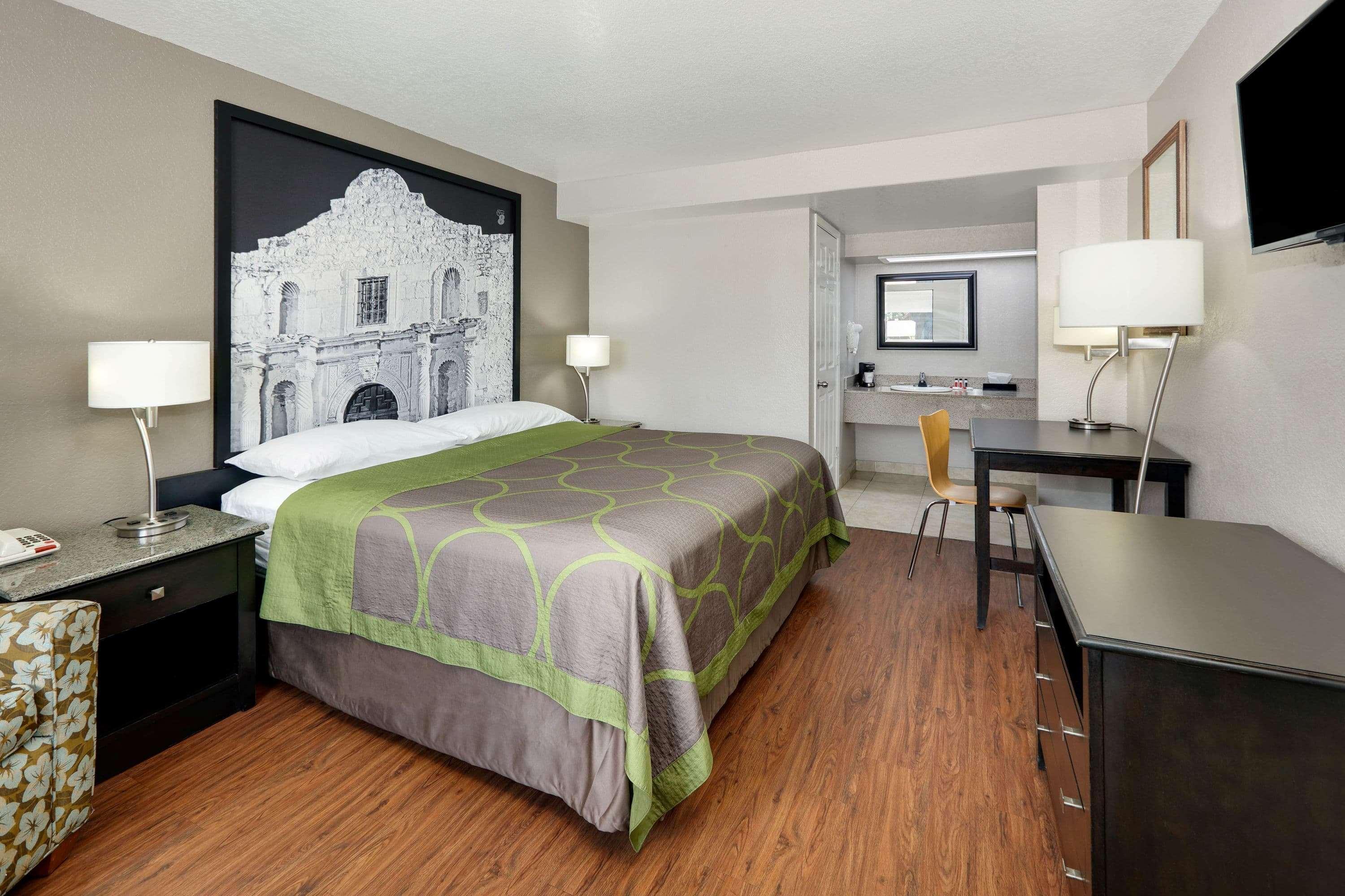 Motel Super 8 By Wyndham San Antonio Pearl District Downtown Exterior foto