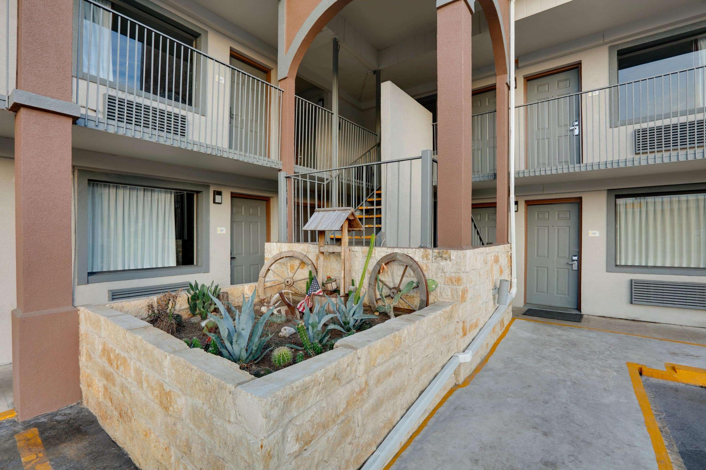 Motel Super 8 By Wyndham San Antonio Pearl District Downtown Exterior foto
