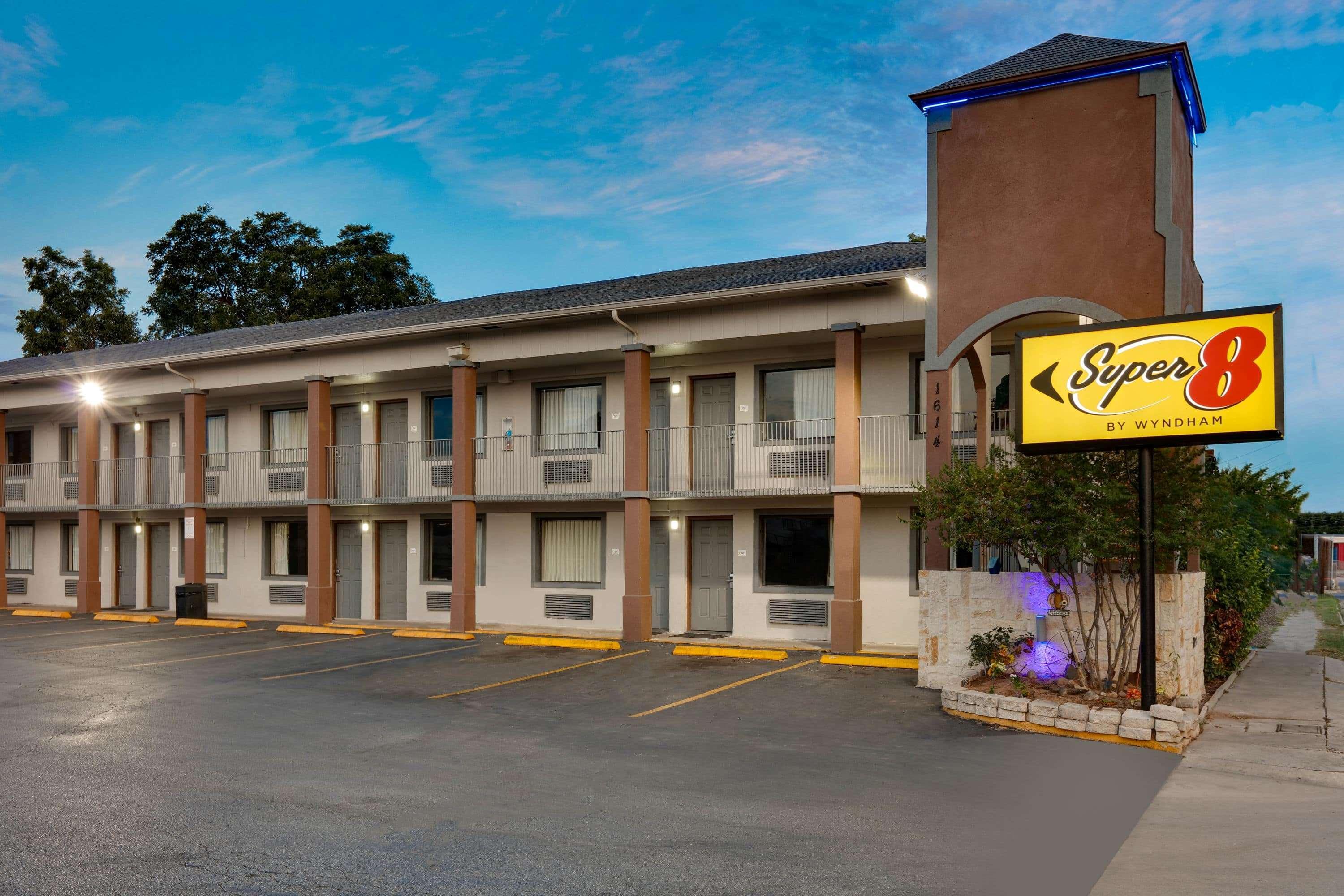 Motel Super 8 By Wyndham San Antonio Pearl District Downtown Exterior foto