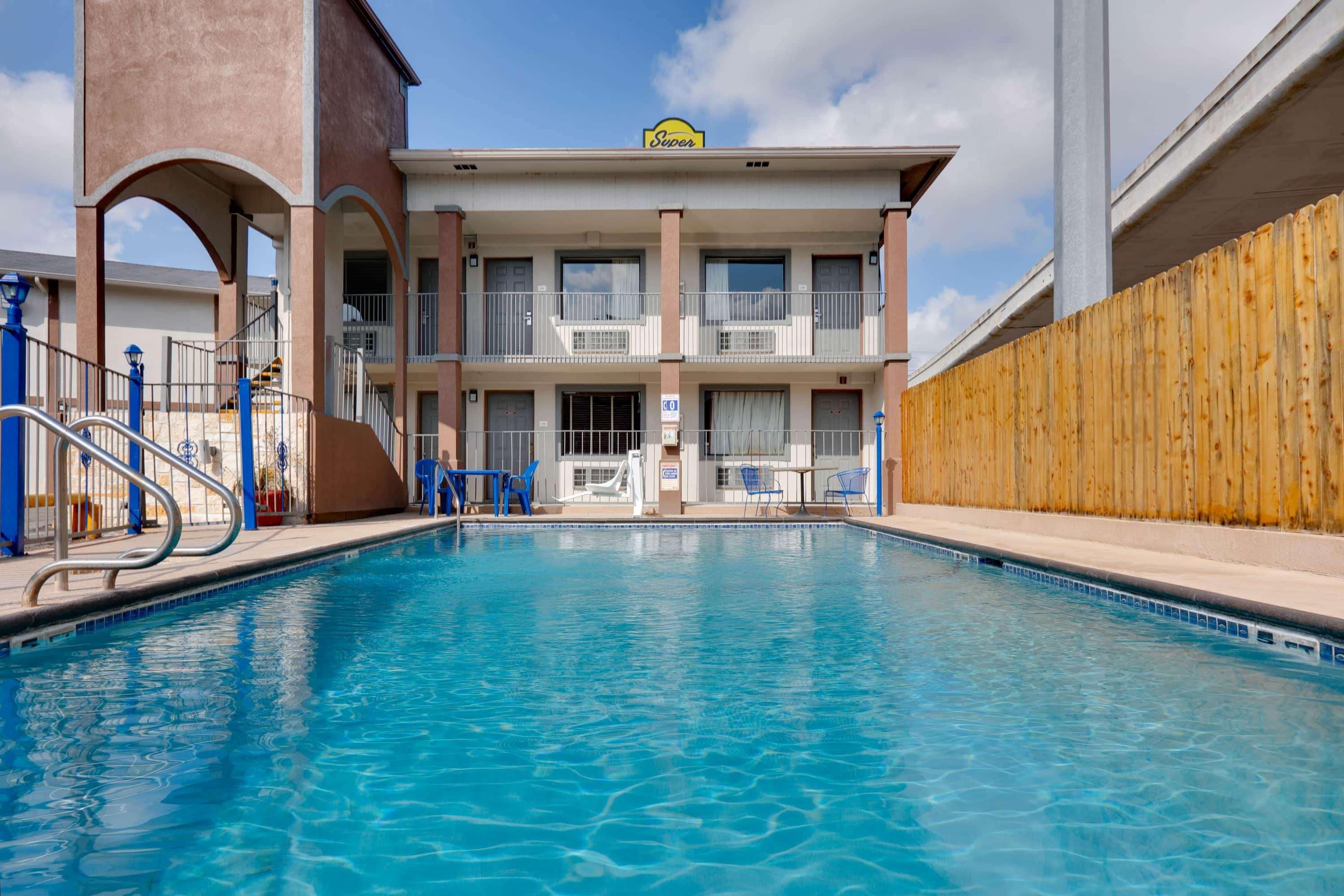 Motel Super 8 By Wyndham San Antonio Pearl District Downtown Exterior foto
