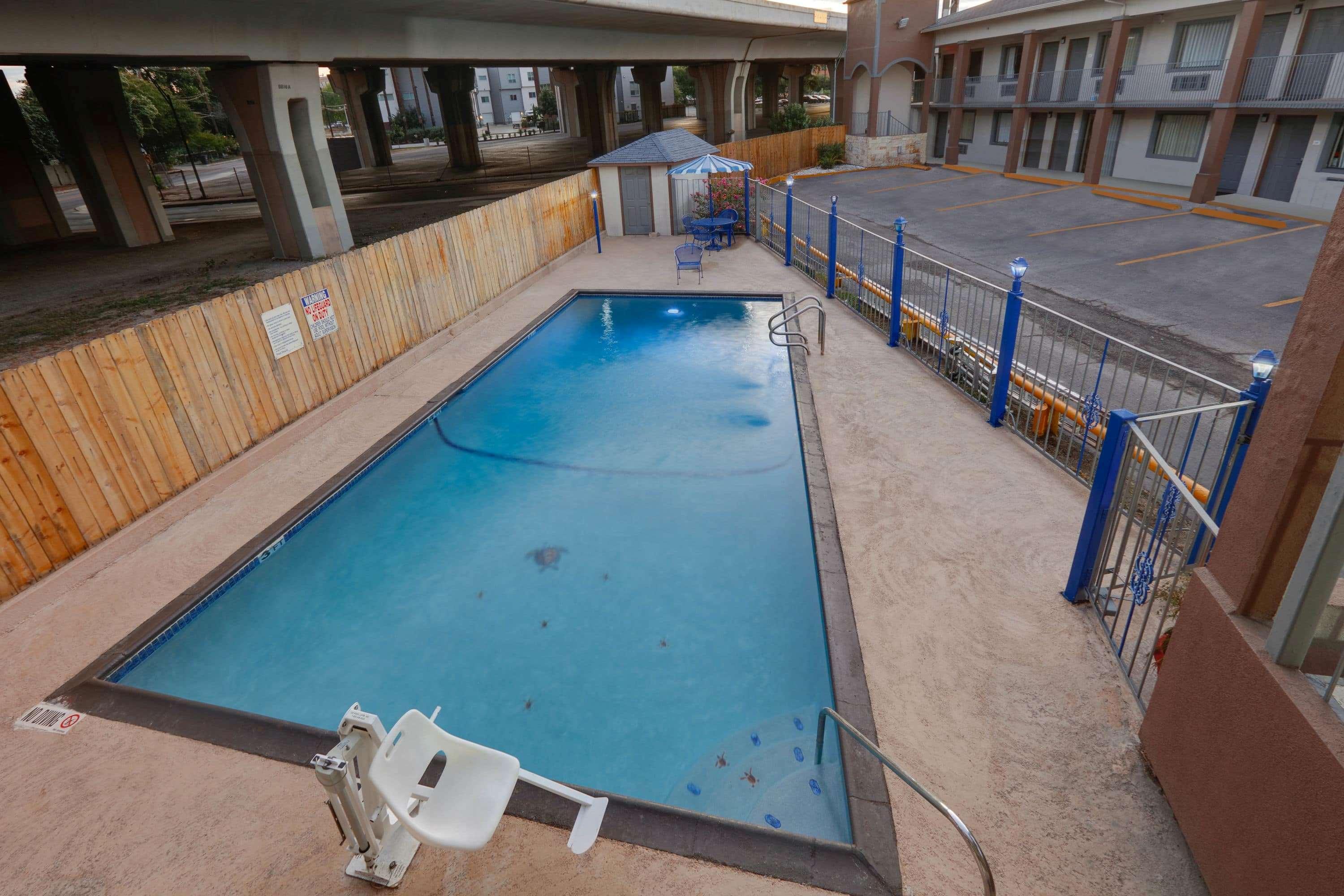 Motel Super 8 By Wyndham San Antonio Pearl District Downtown Exterior foto