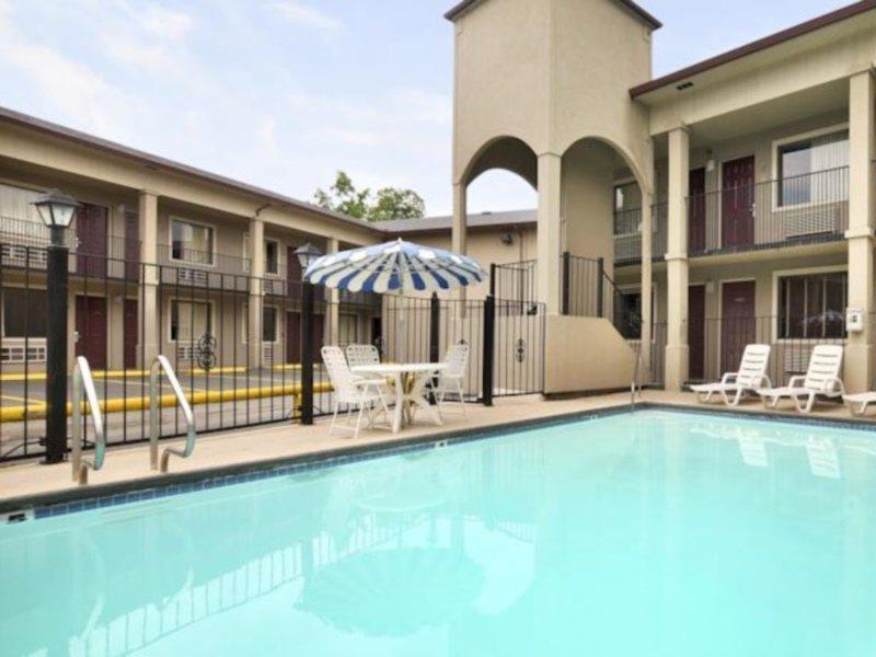 Motel Super 8 By Wyndham San Antonio Pearl District Downtown Exterior foto