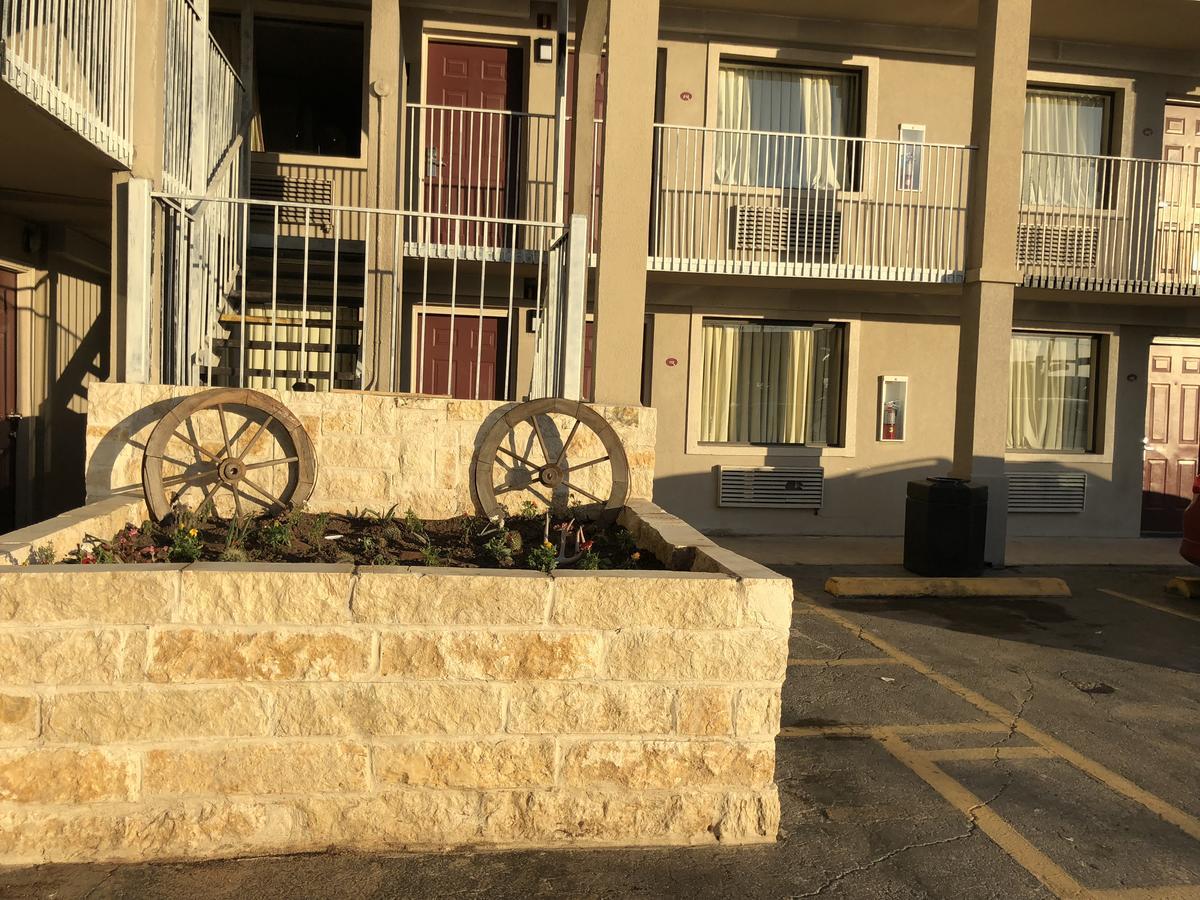 Motel Super 8 By Wyndham San Antonio Pearl District Downtown Exterior foto