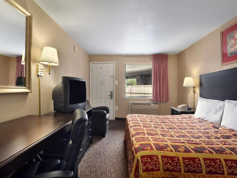 Motel Super 8 By Wyndham San Antonio Pearl District Downtown Exterior foto