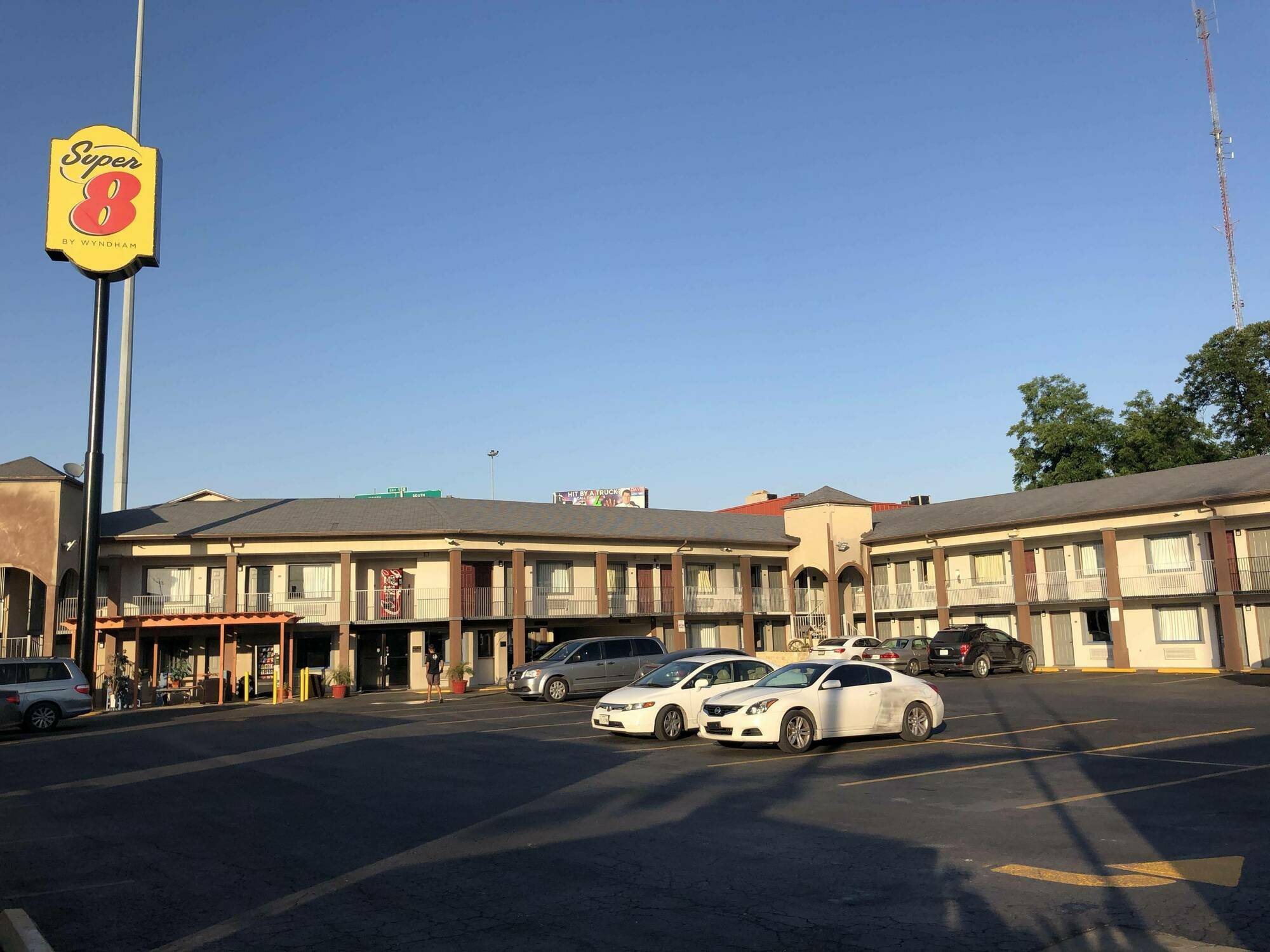 Motel Super 8 By Wyndham San Antonio Pearl District Downtown Exterior foto
