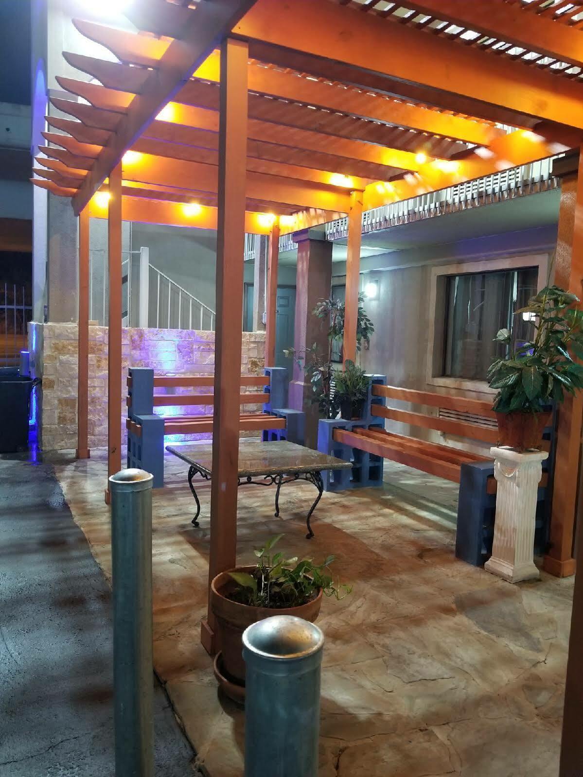 Motel Super 8 By Wyndham San Antonio Pearl District Downtown Exterior foto