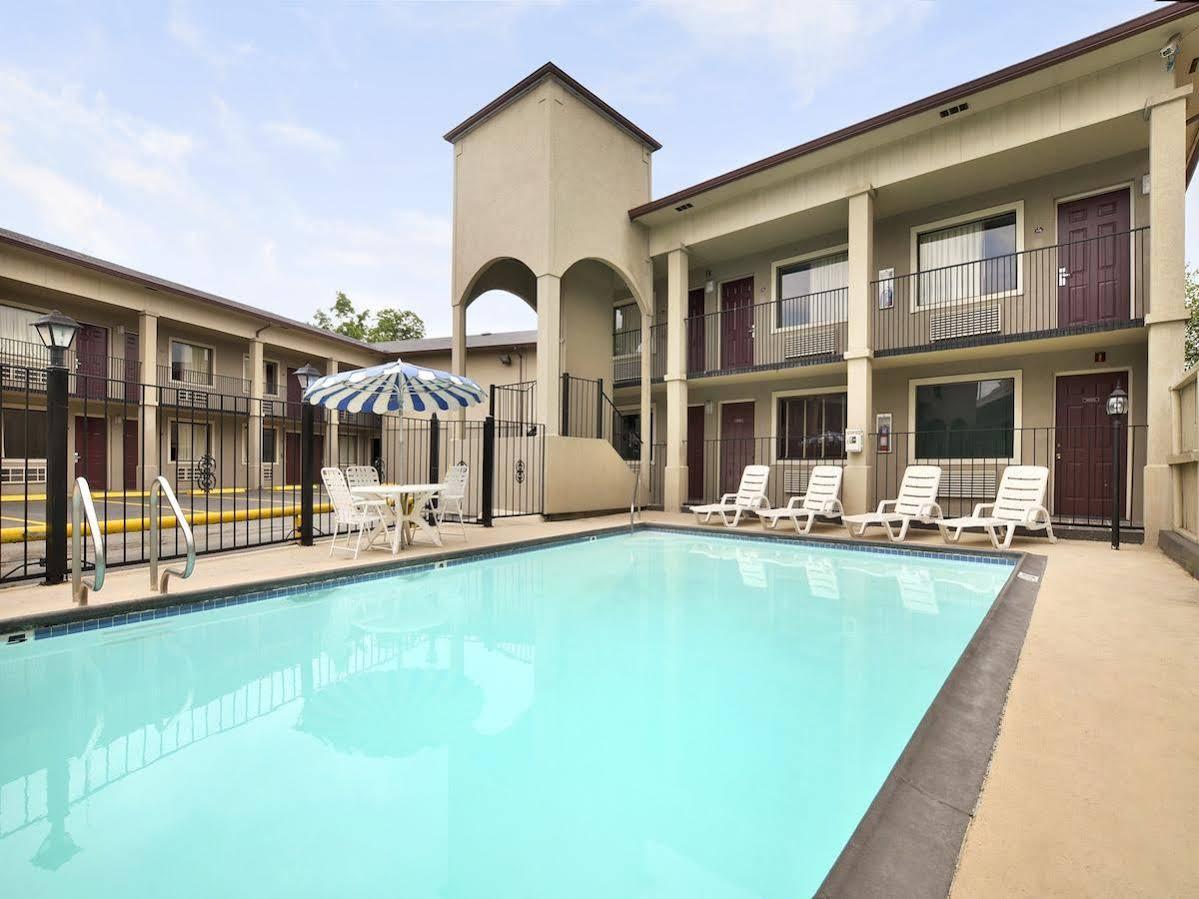 Motel Super 8 By Wyndham San Antonio Pearl District Downtown Exterior foto